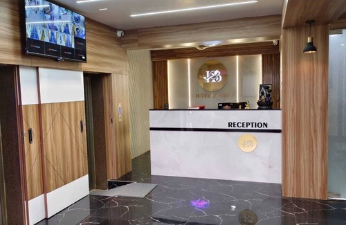 Ahmedabad Hotel | Located near Market area, easy to reach airport and railway station from hotel.