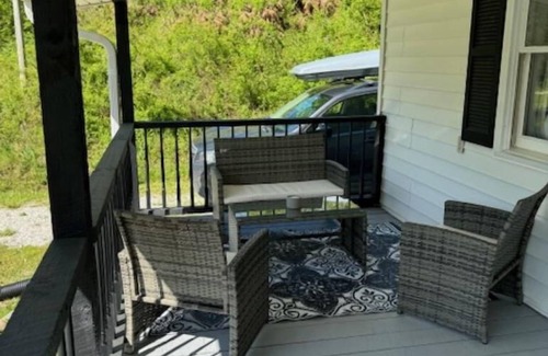 Campton Cottage | Located near Skybridge!