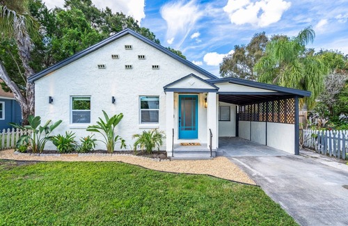 Childs Park House | Located near St Pete beaches, downtown Gulfport and short distance to Tampa