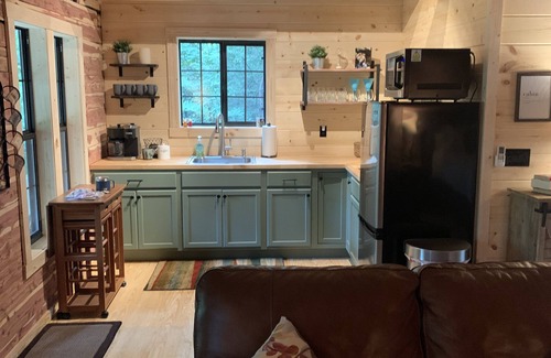 Eureka Springs Cabin | Located on a 10 acre wooded hillside