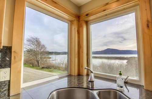 Netarts House | Located on the Netarts Bay walking distance to the boat launch and the schooner