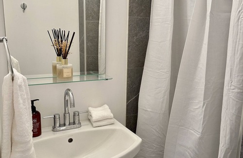 Douglas Apartment | Location Close to Miracle Mile, Free Parking/WiFi