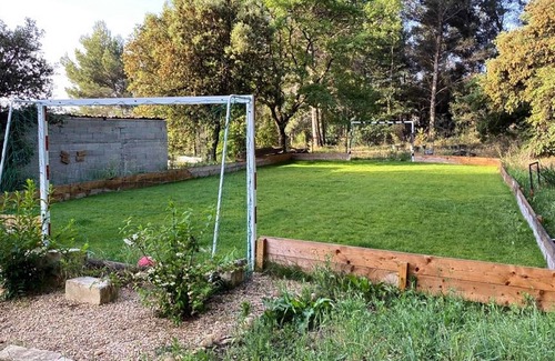 Noves Villa | Location de Vacances Avec Piscine Jardin et vue sur les Alpilles
