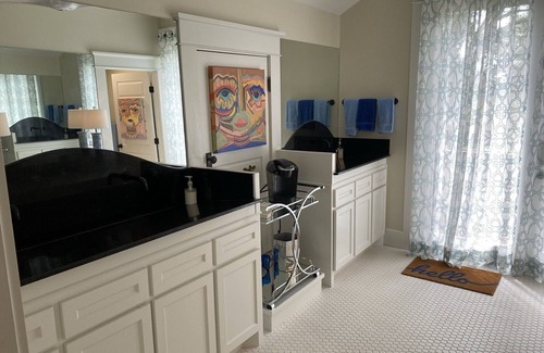 College Park House | LOCATION - LARGE RENOVATED HISTORICAL HOME- SLEEPS 8- STEPS TO KYLE FIELD