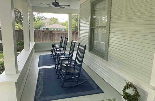 College Park House | LOCATION - LARGE RENOVATED HISTORICAL HOME- SLEEPS 8- STEPS TO KYLE FIELD