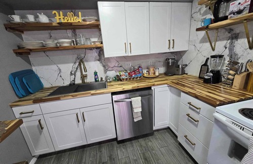Albuquerque Apartment | Location!Location.LUXE Condo w/JettedTub by Uptown