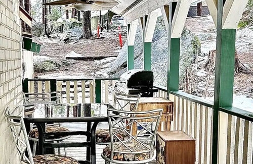 West Village Cabin | LOCATION, LOCATION, LOCATION! Charming West Village Cabin In Town- 2 Miles/Lake.