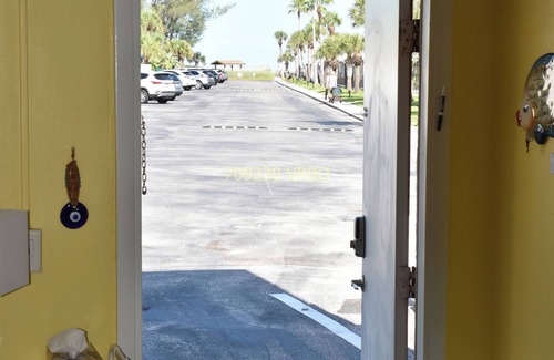 Golden Beach Apartment | LOCATION! LOCATION! Lovely Venice Villa - 2 min walk to beach!