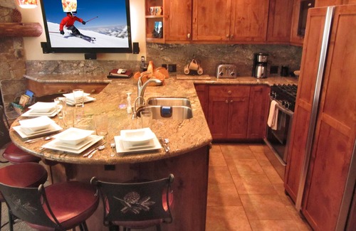 Truckee Condo | LOCATION! LOCATION! Ski In-Out, Ski Trails Condo Very Near N'star Vill, Wi-Fi
