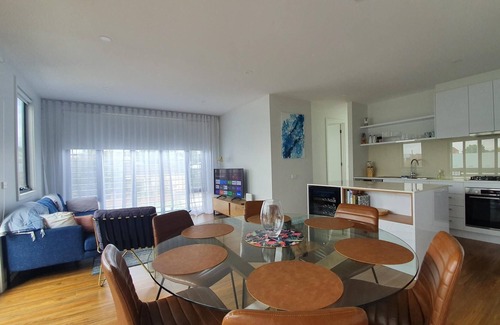 Geelong House | Location Location! Spacious 2-storey townhouse