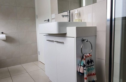Geelong House | Location Location! Spacious 2-storey townhouse