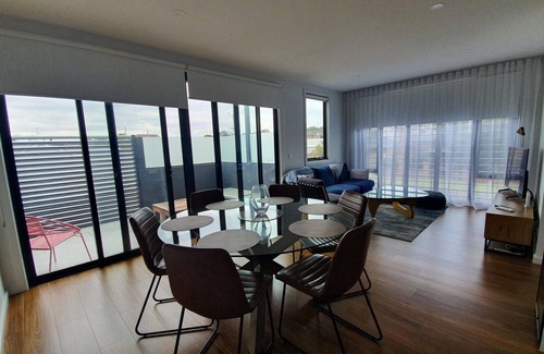 Geelong House | Location Location! Spacious 2-storey townhouse