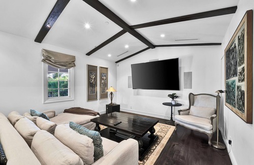 The Flats House | Location, Location, Location! Located In The Heart Of Beverly Hills
