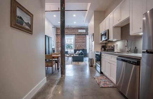 Galveston Condo | Location Location! Walk to everything! 1 BDRM/1 BA in Historic Strand, Sleeps 4!