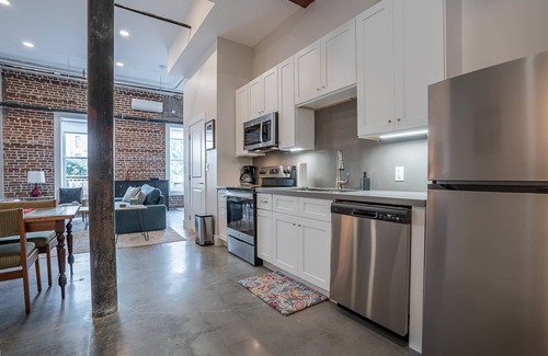Galveston Condo | Location Location! Walk to everything! 1 BDRM/1 BA in Historic Strand, Sleeps 4!