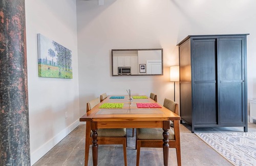 Galveston Condo | Location Location! Walk to everything! 1 BDRM/1 BA in Historic Strand, Sleeps 4!