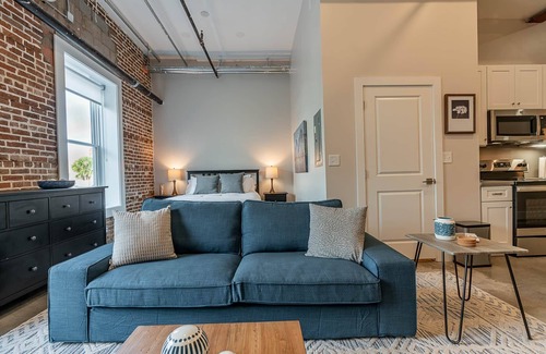 Galveston Condo | Location Location! Walk to everything! 1 BDRM/1 BA in Historic Strand, Sleeps 4!