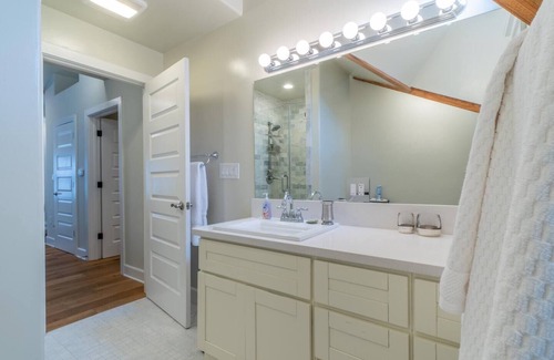 Midtown Sacramento House | Location! Midtown Victorian Gem Sleeps12