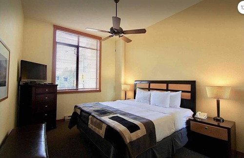 Mammoth Lakes Resort | Location! Prime Heart of Village- Walk to Gondola