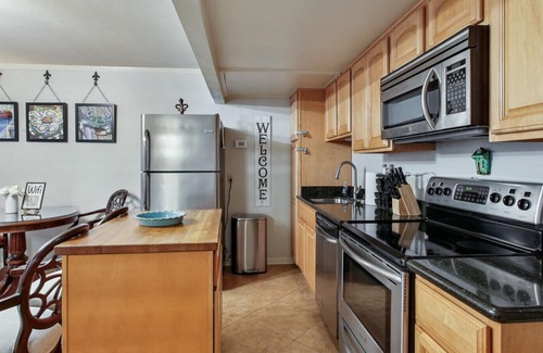Touro Condo | Location Steps Away from Garden District & Street Car