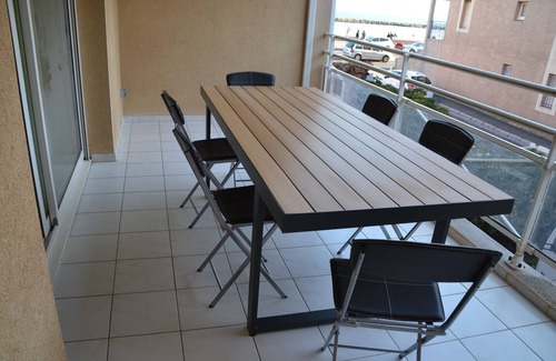 Valras-Plage Apartment | Location T3 rénové - BOR DE MER- 50m plage -Terrasse vue mer latérale - Parking