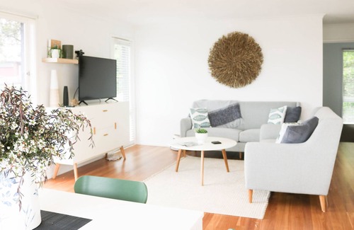 Merimbula House | Lochview - 3 bedroom, pet friendly home with great views! 2+ nights