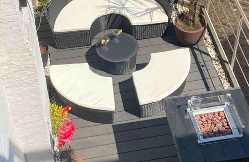 South Antwerp Apartment | LoCo Paradiso: DJbooth, bar, terrace, cinema