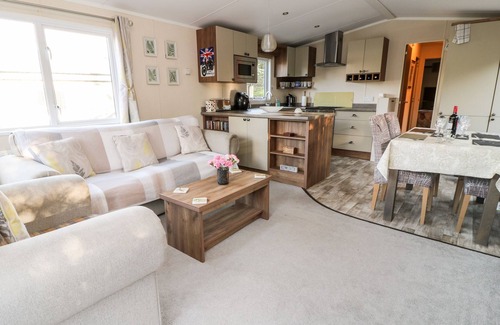 New Forest District Cottage | LODGE 12, family friendly, with pool in Downton, Hampshire