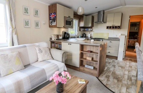 New Forest District Cottage | LODGE 12, family friendly, with pool in Downton, Hampshire