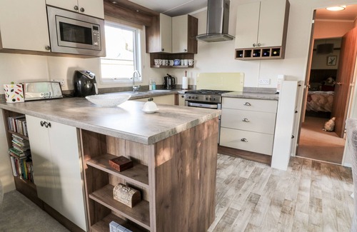 New Forest District Cottage | LODGE 12, family friendly, with pool in Downton, Hampshire