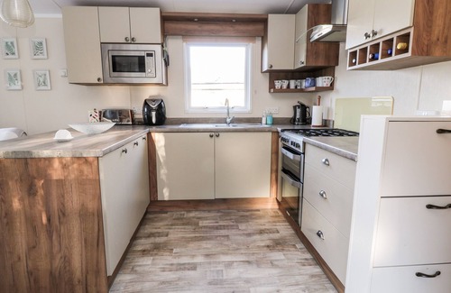New Forest District Cottage | LODGE 12, family friendly, with pool in Downton, Hampshire
