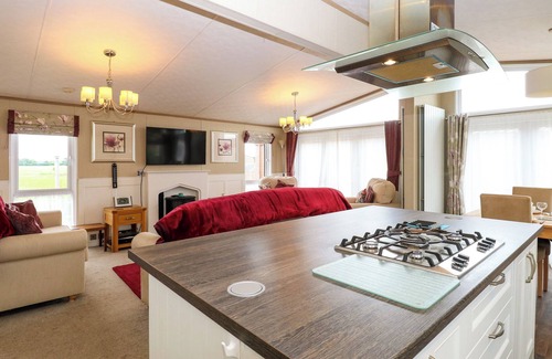 Stowmarket Cottage | LODGE 26, FISHING LAKES, pet friendly, with a garden in Stonham Aspal