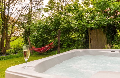 Brazzacott House | Lodge 3 Hot Tub by Interhome
