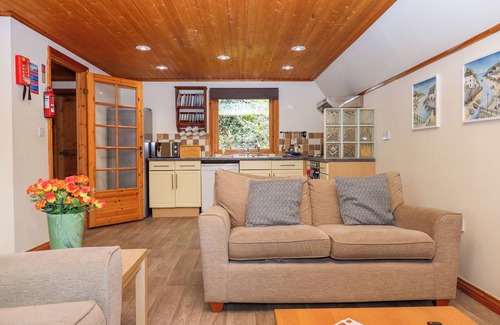 Liverton Cottage | LODGE 45 - LAZY BEAR, pet friendly, with pool in Chudleigh