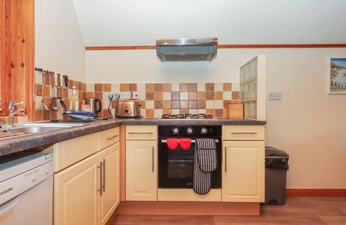 Liverton Cottage | LODGE 45 - LAZY BEAR, pet friendly, with pool in Chudleigh