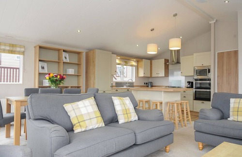 Brixham Cottage | LODGE 69 AT RIVIERA BAY COASTAL RETREAT, family friendly in Brixham