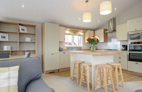 Brixham Cottage | LODGE 69 AT RIVIERA BAY COASTAL RETREAT, family friendly in Brixham