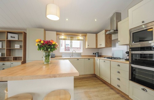 Brixham Cottage | LODGE 69 AT RIVIERA BAY COASTAL RETREAT, family friendly in Brixham