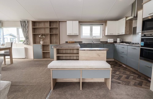 Saint Asaph Cottage | LODGE 9, pet friendly, country holiday cottage, with pool in St Asaph
