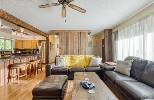 Oak Harbor House | Lodge at Deception Pass | Trails, Hot Tub, Walk to Cornet Bay