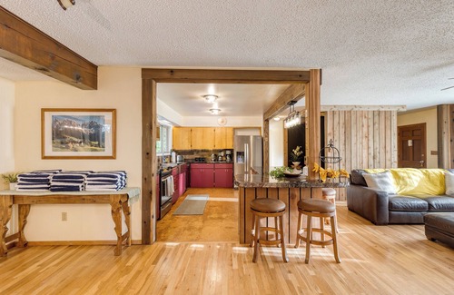 Oak Harbor House | Lodge at Deception Pass | Trails, Hot Tub, Walk to Cornet Bay