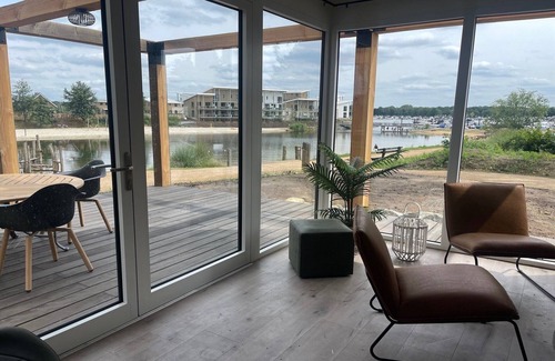 Leuken House | Lodge by Rhine with Stunning Water Views