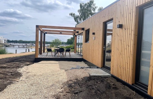 Leuken House | Lodge by Rhine with Stunning Water Views