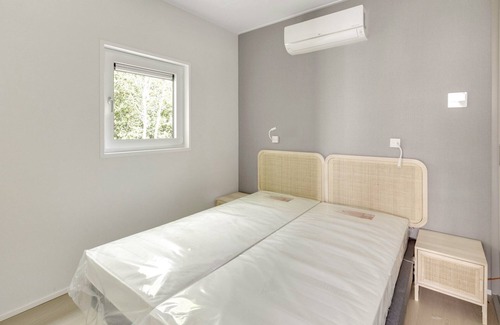 Ouddorp Cabin | Lodge Duynhof 4 holiday home in Ouddorp near the North Sea