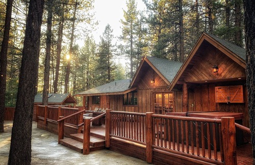 Big Bear Lake Cabin | Lodge- EV Charger,Game Room, Dog Friendly,SPA, AC,1 Acre Fenced yard, Fast WIFI