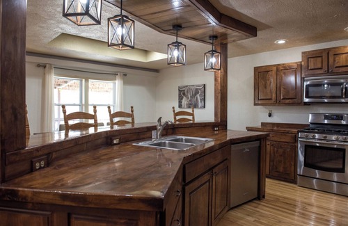 Tom Cabin | Lodge in the Missouri Hills ~ stocked pond ~ secluded retreat! SLEEPS 10!