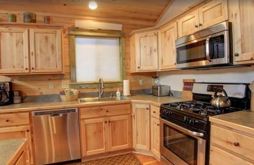 Lazy Acres Cabin | Lodge just 7 miles to Yellowstone National Park. SAUNA!- Fox Den Lodge (bathroom in every bedroom)