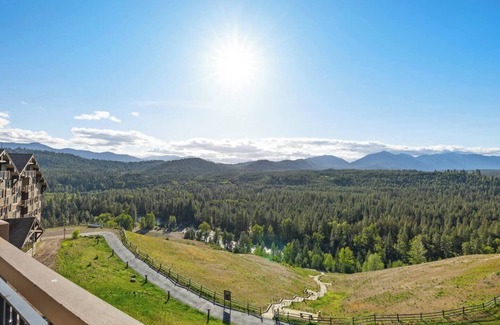 Cle Elum Apartment | Lodge Magical River Views, Balcony, Pool, Hottub, Fireplace, 5th Floor, Kitchen