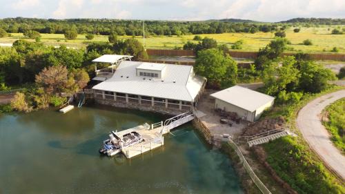 Jacksboro Villa | Lodge on Lake Godstone