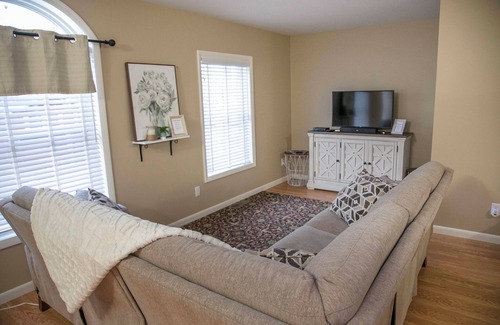 Bradford Cabin | Lodge on Lamoka - Guest Suite